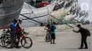 Warga beraktivitas di kawasan Pelabuhan Sunda Kelapa, Jakarta, Minggu (23/5/2021). Menteri BUMN Erick Thohir berencana mempercantik kawasan Pelabuhan Sunda Kelapa untuk dijadikan destinasi wisata tempat kapal pesiar bersandar dengan tetap mempertahankan nilai sejarah. (Liputan6.com/Johan Tallo)