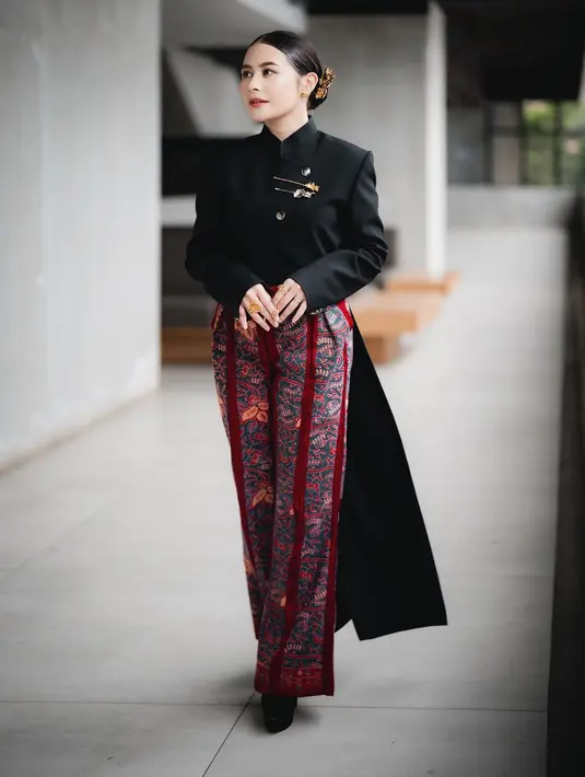 Prilly Latuconsina tampil fierce saat pakai kebaya Janggan hitam dan celana Batik dari Wilsen Willim [@prillylatuconsina96]