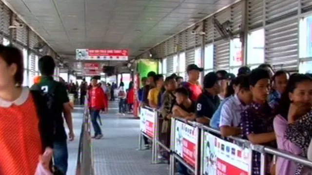 [VIDEO] Demo Buruh di HI, Jalur Busway Blok M-Kota Ditutup