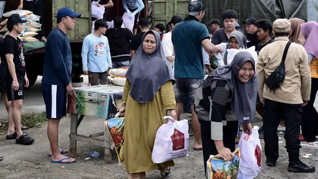 Presiden Prabowo Subianto memberikan ribuan paket sembako kepada masyarakat menjelang Hari Raya Idulfitri 1446 Hijriah, Selasa (25/3/2025).