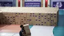 Relawan Gugus Tugas Percepatan Penanganan COVID-19 memindahkan kotak berisi sembako di GOR Gelanggang Remaja, Jakarta, Senin (18/5/2020). Relawan Gugus Tugas Percepatan Penanganan COVID-19 membagikan 30.000 paket bantuan kepada warga Jabodetabek yang terdampak COVID-19. (Liputan6.om/Faizal Fanani)