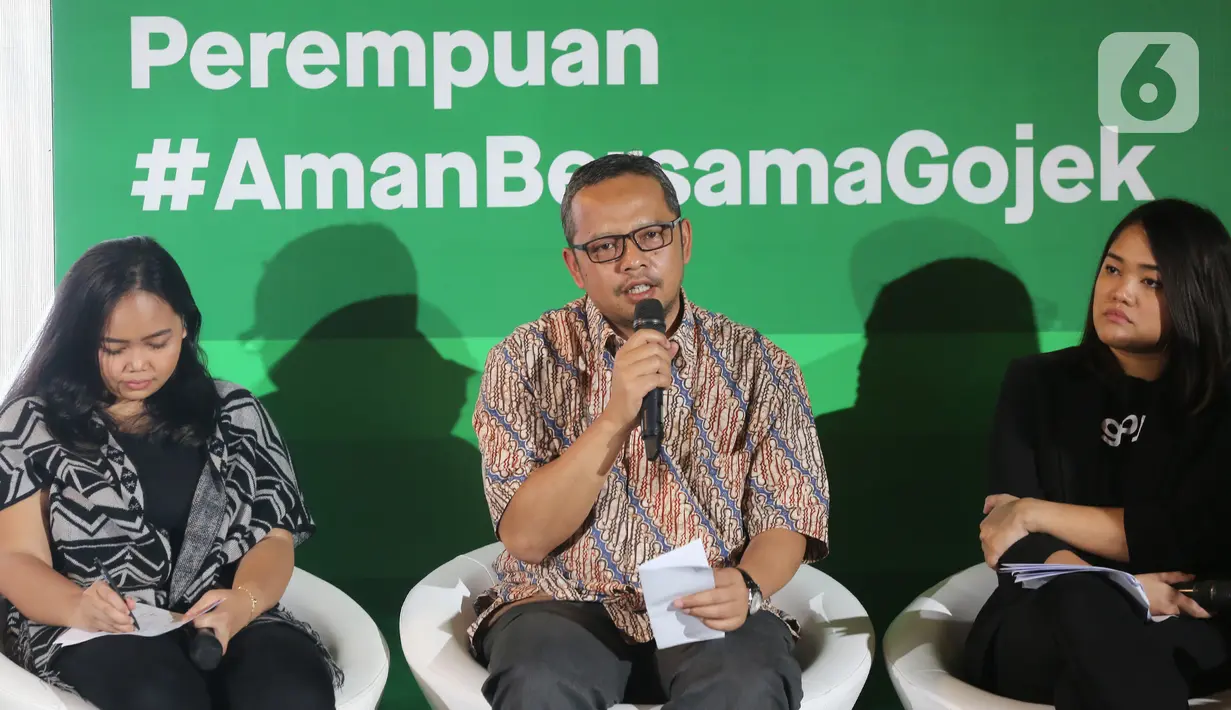 Deputi Partisipasi Masyarakat Kementerian PPPA Indra Gunawan memberi paparan pada peluncuran Inisiatif Perempuan #AmanBersamaGojek, Jakarta (11/3). Bertepatan dengan Hari Perempuan Internasional, Gojek menghadirkan layanan melalui pilar teknologi, proteksi, dan edukasi.(Liputan6.com/Fery Pradolo)