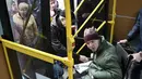Warga menaiki kendaraan saat evakuasi warga sipil di Kramatorsk, Ukraina, Minggu, 10 April 2022. Invasi Rusia ke Ukraina hingga saat ini telah berlangsung selama 46 hari.  (AP Photo/Andriy Andriyenko)