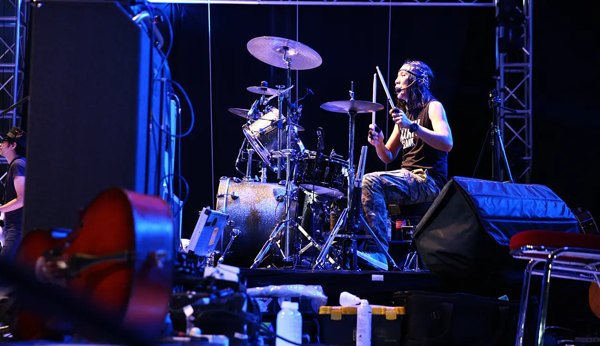 "Assalamualaikum. Jangan saling dorong. Tolong, pliss. Dua lagu tadi paling asik, jadi jangan saling dorong. 2 lagu tadi asik, emosinya dapet banget. Euporianya pertahankan kayak 2 lagu tadi," ucap Kaka menghimbau para slankers. (Nurwahyunan/Bintang.com)