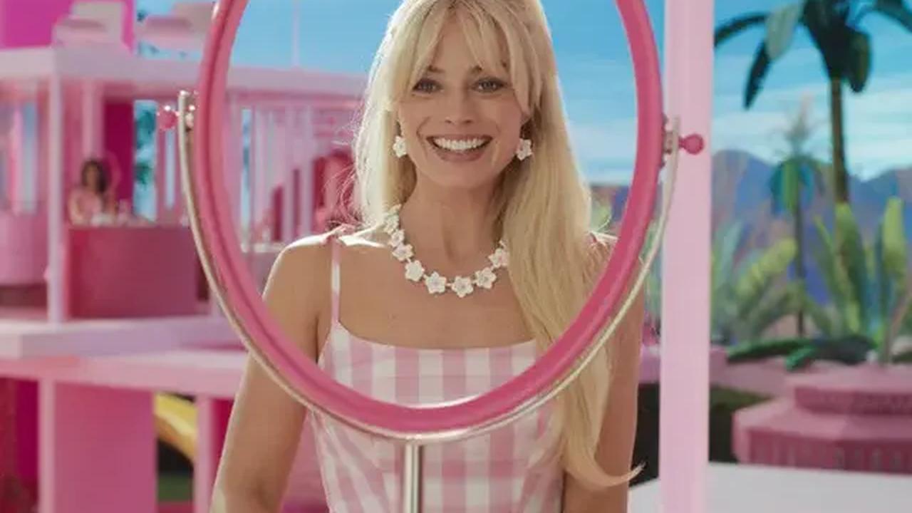 Penjualan tiket film Barbie berhasil mendapatkan angka USD 1 miliar atau Rp 15,1 triliun dalam penjualan tiket global di minggu ketiga peluncurannya.