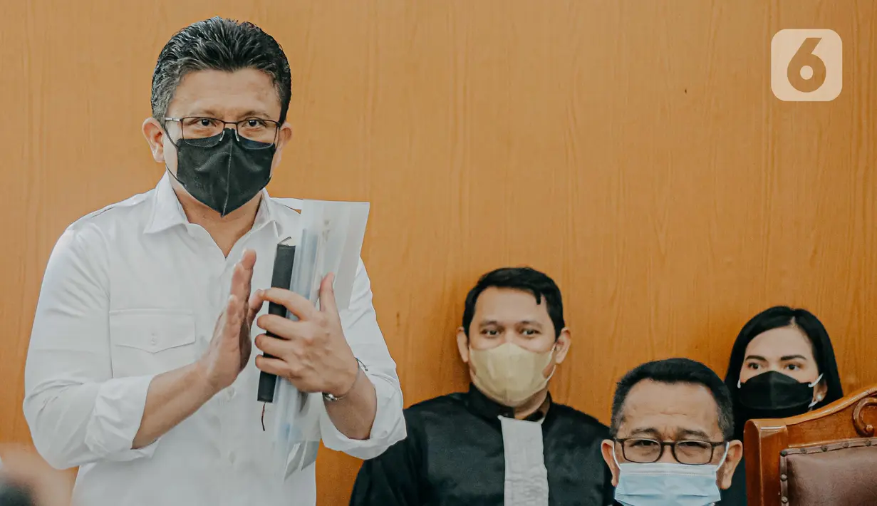 Terdakwa kasus pembunuhan Brigadir Nopriansyah Yosua Hutabarat atau Brigadir J, Ferdy Sambo bersiap menjalani sidang lanjutan di PN Jakarta Selatan, Selasa (29/11/2022). JPU menghadirkan sembilan saksi dalam persidangan pekan ketujuh kasus pembunuhan Brigadir J dengan terdakwa Ferdy Sambo dan Putri Candrawathi. (Liputan6.com/Faizal Fanani)