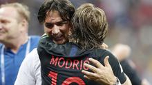 Pelatih timnas Kroasia, Zlatko Dalic, merayakan keberhasilan lolos ke final dengan memeluk kapten tim, Luka Modric, pada laga semifinal Piala Dunia 2018 melawan Inggris di Stadion Luzhniki, Selasa (11/7/2018). (AP Photo/Frank Augstein)