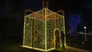 Orang-orang mengunjungi "Trail of Lights" Kebun Raya Durban menjelang Natal di Durban, Afrika Selatan (14/12/2021). Acara ini akan berlangsung mulai 11 Desember dan berlangsung hingga 30 Desember 2020. (AFP/Rajesh Jayantilal)
