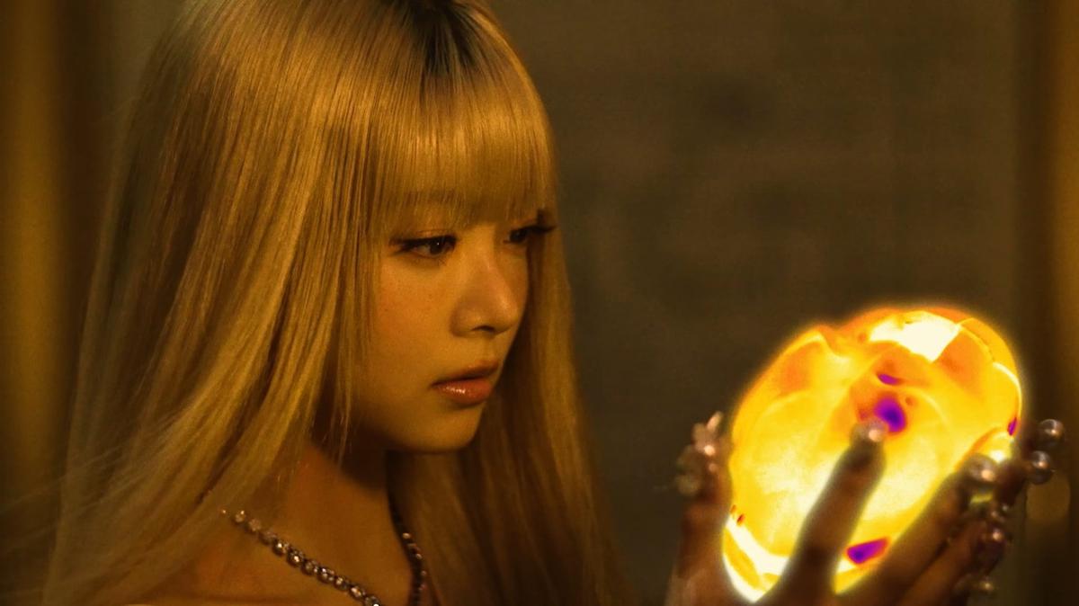 LE SSERAFIM Kembali dengan Comeback 'HOT' yang Penuh Sensualitas dalam MV Terbaru