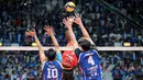 <p>Pemain Jakarta Bhayangkara Presisi, Noumory Keita (tengah) melepaskan spike yang berusaha diblok dua pemain Jakarta LavAni Allobank Electric, Hendra Kurniawan (kanan) dan Fahri Septian pada laga grand final PLN Mobile Proliga 2024 di Indonesia Arena, Senayan, Jakarta, Minggu (21/7/2024). Jakarta Bhayangkara Presisi menang 3-1 (28-30, 25-22, 25-22 dan 25-23) dan menjadi juara. (Bola.com/Bagaskara Lazuardi)</p>