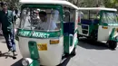 Sejumlah Bajaj 'Eleric-Auto' saat terparkir di Bangalore, India, Sabtu (5/3). Bajaj yang menggunakan tenaga listrik ini dikembangkan RJMS Electric Vehicles Private Ltd. (MANJUNATH KIRAN / AFP)