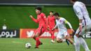 Pemain Korea Selatan U-20, Moon Seung-min (kiri) menguasai bola dibayangi pemain China U-20, Aifeierding Aisikaer pada laga perempatfinal Piala Asia U-20 2023 di JAR Stadium, Tashkent, Uzbekistan, Minggu (12/3/2023). (AFC/Hasan Pirmuhamedov)