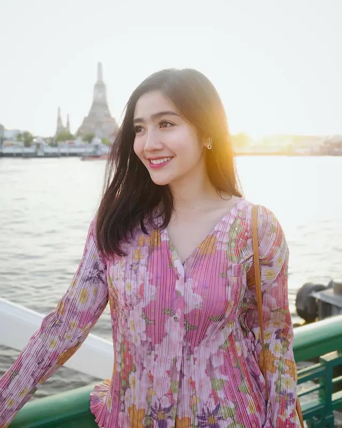 7 Potret Febby Rastanty ke Thailand, Jadi Anak Senja di Kuil Wat Arun