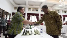 Menteri PPN/Kepala Bappenas Bambang Brodjonegoro (kiri) bersalaman dengan Grand Master Catur Indonesia Cerdas Barus (kanan) dalam acara Porseni 2018 di kantor Kementerian PPN/Bappenas, Jakarta, Jumat (14/9). (Liputan6.com/HO/Bappenas)