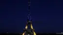 Menara Eiffel mendapat penerangan dengan warna bendera Ukraina di Paris (25/2/2022). Pasukan Rusia menyerang ibu kota Ukraina pada Jumat (25/2) dengan tembakan dan ledakan dalam invasi ke negara demokratis yang memicu kekhawatiran perang yang lebih luas di Eropa. (AP Photo/Adrienne Surprenant)