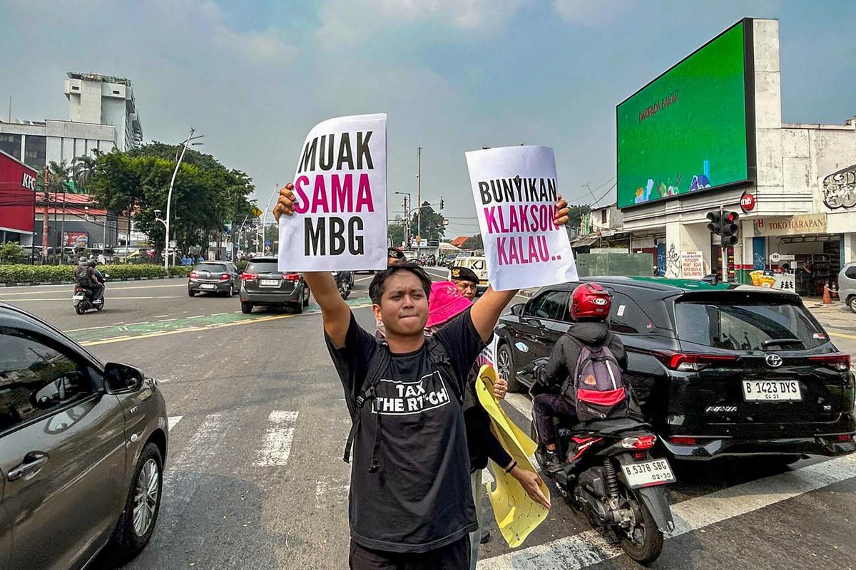 FOTO: MBG Watch Gelar Aksi Desak Pembenahan Program Makan Bergizi Gratis