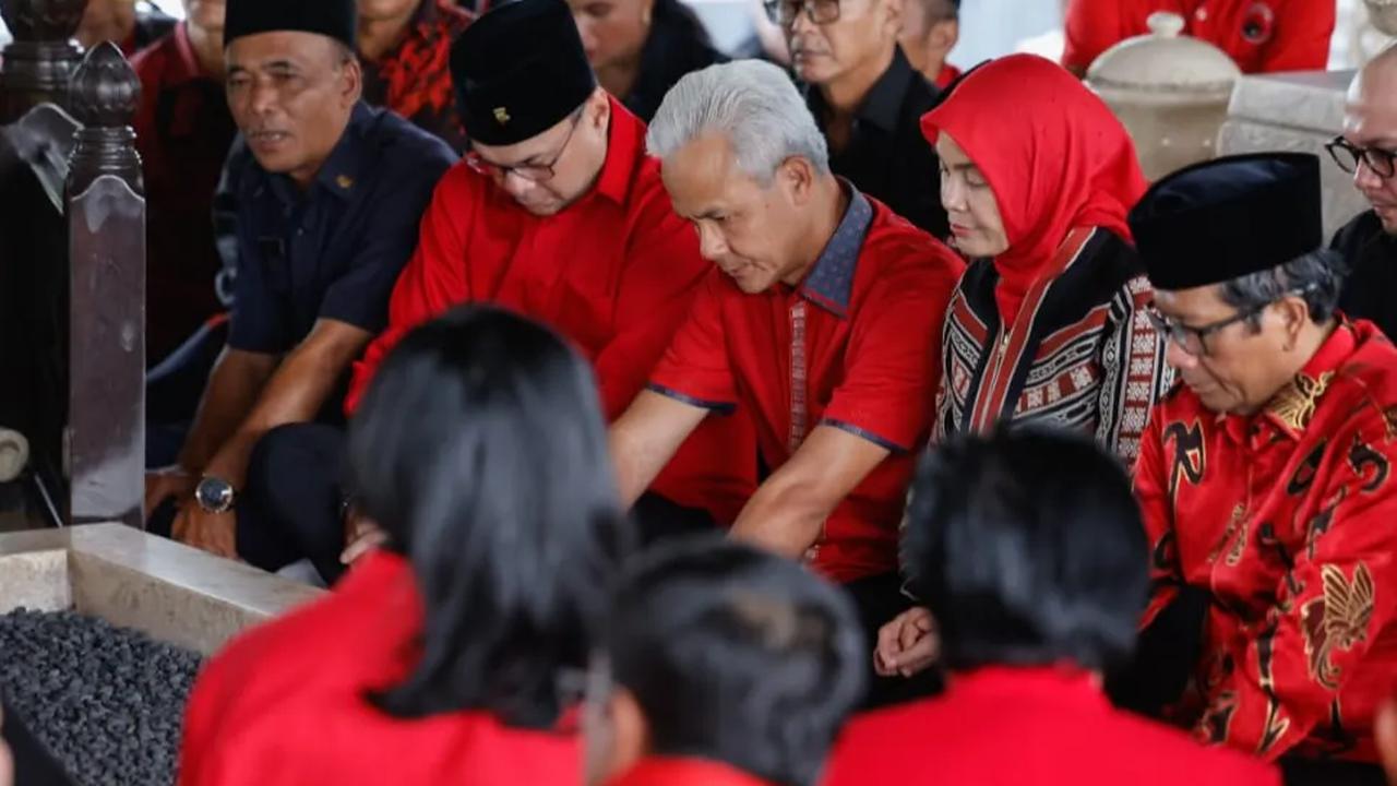 Tidak hanya itu, dia juga menceritakan ASN yang tidak menaati perintah atasan diancam dimutasi. ASN diancam dipindah ke wilayah kerja yang jauh dari rumah.&nbsp;