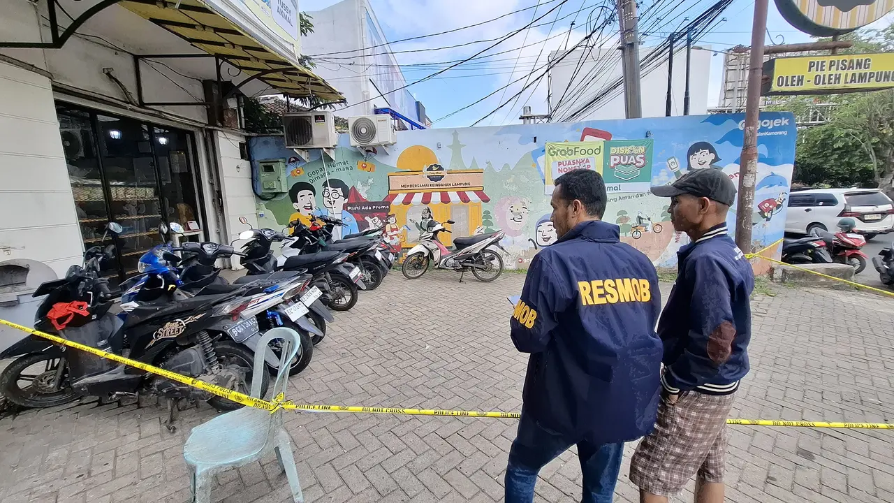 Polisi mencari senjata api yang diduga hilang milih anggota Polda Lampung Brigpol Arya Supena yang tewas ditembak komplotan pelaku curanmor.