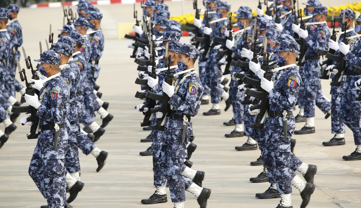 Personel polisi berpartisipasi dalam pawai selama Hari Angkatan Bersenjata nasional di Naypyitaw, Myanmar (27/3/2021). Militer Myanmar menggelar unjuk kekuatan besar pada Sabtu (27/3) dalam parade Hari Angkatan Bersenjata Tahunan. (AP Photo)
