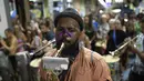 Musisi pesta jalanan yang dikenal sebagai blocos, memainkan musik selama protes terhadap pembatasan oleh pejabat kota di Rio de Janeiro, Brasil (13/4/2022). Balai Kota telah melarang pesta jalanan selama perayaan Karnaval, yang tertunda hampir dua bulan karena pandemi. (AP Photo/Silvia Izquierdo)