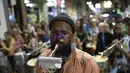 Musisi pesta jalanan yang dikenal sebagai blocos, memainkan musik selama protes terhadap pembatasan oleh pejabat kota di Rio de Janeiro, Brasil (13/4/2022). Balai Kota telah melarang pesta jalanan selama perayaan Karnaval, yang tertunda hampir dua bulan karena pandemi. (AP Photo/Silvia Izquierdo)
