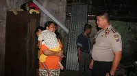 Kegalauan Hati Pejabat Polisi terhadap Bocah Lumpuh Layu di Makassar. (Liputan6.com/Eka Hakim)