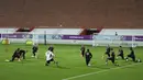 Para pemain Jerman melakukan peregangan saat sesi latihan di stadion Al-Shamal di Al-Ruwais, Qatar, Selasa, 29 November 2022. Jerman berada dalam posisi terdesak di klasemen grup dengan koleksi hanya satu poin dari 2 pertandingan hasil kalah atas Jepang dan imbang melawan Spanyol. (AP Photo/Matthias Schrader)