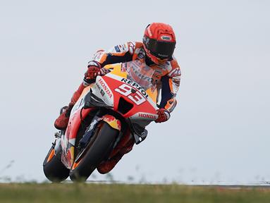 Pebalap Repsol Honda, Marc Marquez akhirnya kembali turun ke sirkuit balap pada MotoGP Aragon 2022, Minggu (18/09/2022) setalah empat bulan absen. (AP/Jose Breton)