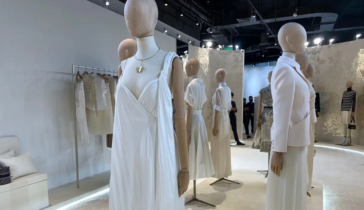 Gaun sutra warna putih dan putih gading khas para goddes pun banyak ditampilkan dalam koleksi ini.