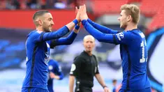 Gelandang Chelsea, Hakim Ziyech (kiri) melakukan selebrasi bersama Timo Werner usai mencetak gol ke gawang Manchester City dalam laga semifinal Piala FA 2020/2021 di Wembley Stadium, London, Sabtu (17/4/2021). Chelsea menang 1-0 atas Manchester City. (AFP/Adam Davy/Pool)