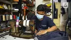 Penjahit menjahit bahan di Nyoel Jeans co, Jakarta, Jumat (22/10/2021). Harga kapas acuan dunia berhasil melesat hingga level tertingginya dalam satu dekade terakhir karena beberapa faktor yang mempengaruhinya. (Liputan6.com/Faizal Fanani)