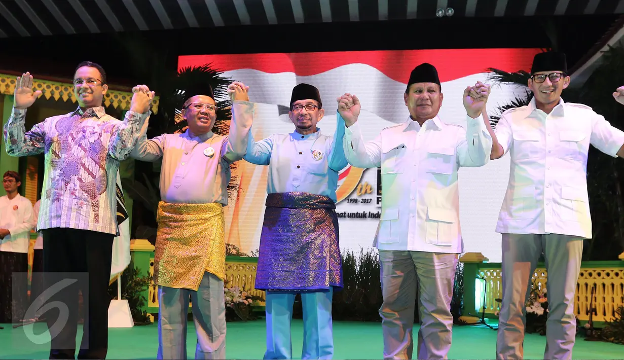 Presiden PKS Sohibul Iman (kedua kiri) dan Ketua Majelis Syuro PKS Salim Segaf Al-Jufri (tengah) serta sejumlah tokoh melakukan salam komando pada puncak perayaan Milad ke 19 PKS di Jakarta, Minggu (30/4). (Liputan6.com/Herman Zakharia)