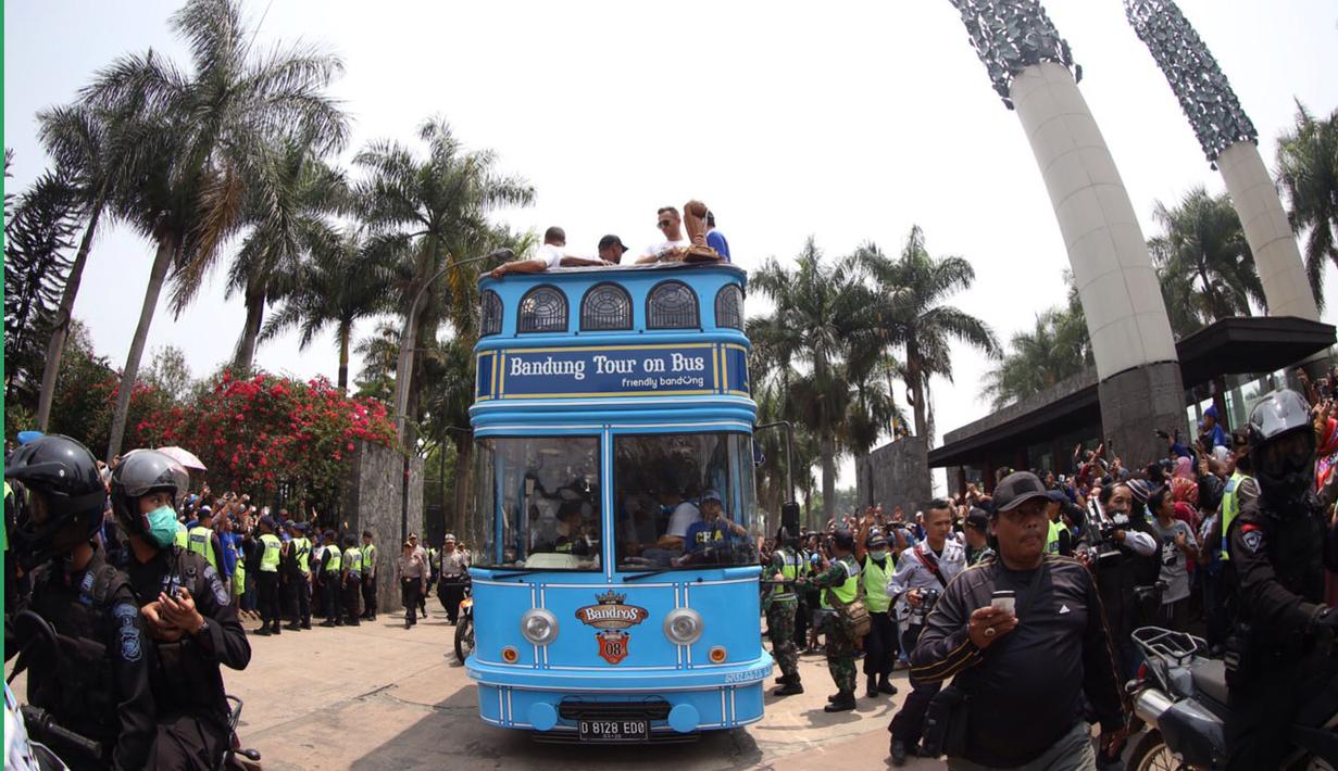 Pemain Persib diatas Bus Bandung Tour on Bus (Bandros) dalam Pawai Persib Juara Piala Presiden saat start dari Kota Baru Parahyangan, Bandung, Minggu (25/10/2015). (Bola.com/Nick Hanoatubun)