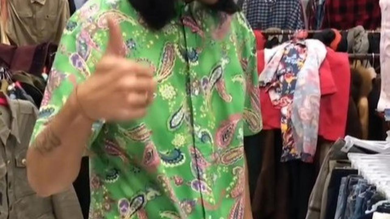 Potret Ello Vokalis Band Dewa 19 Thrifting di Pasar Baru Pakai Kaos Oblong Bolong-Bolong, Tetap Ganteng Meski Tampil Lusuh