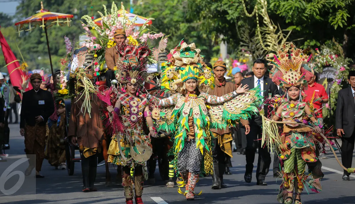 Belasan penari tradisional mengiringi arak-arakan kereta kuda yang membawa Selvi Ananda dan kedua orangtuanya menuju lokasi akad nikah, di Gedung Graha Saba Buana, Solo, Jawa Tengah, Kamis (11/6/2015). (Liputan6.com/Faizal Fanani) 