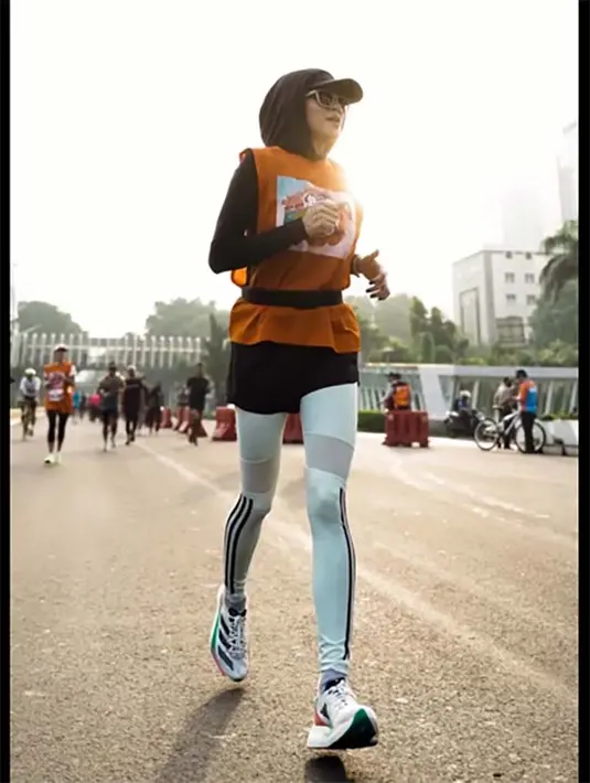 Selain rutin menjalani olahraga, Olla juga mengatur pola makannya. Jika banyak perempuan yang takut makan nasi saat diet, Olla tetap mengonsumsi nasi. [Instagram/ollaramlan]