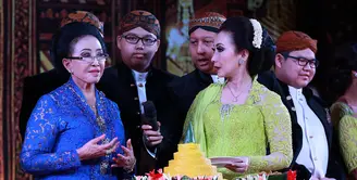 Pengusaha Jamu dan Kosmetik terkemuka tanah air, Mooryati Soedibyo menggelar syukuran ulang tahun ke-88 di ballroom Hotel Darmawangsa, Jakarta Selatan Selasa (5/1/2016) malam.  (Deki Prayoga/Bintang.com)