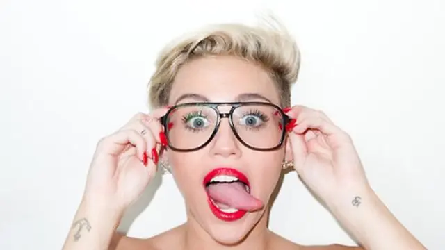 Lidah Miley Cyrus 3
