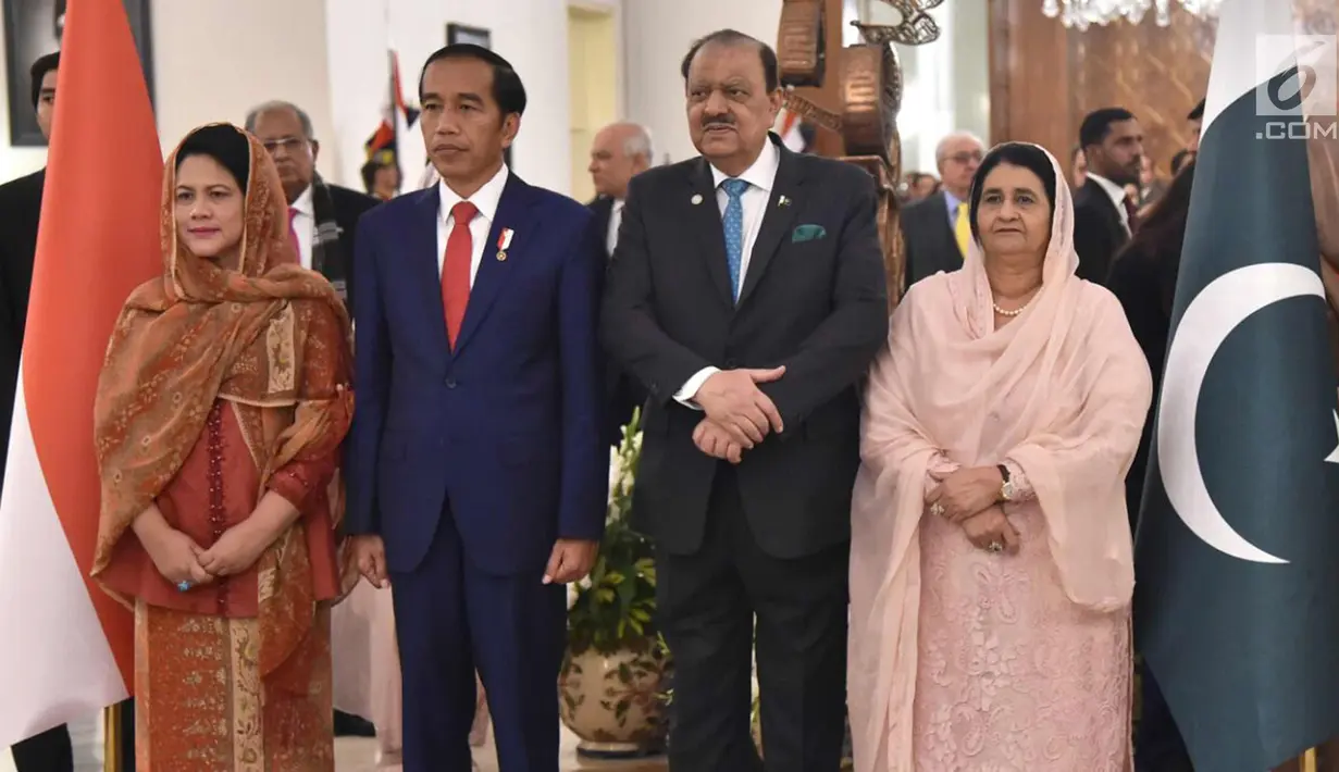 Presiden Joko Widodo dan Ibu Negara Iriana Joko Widodo foto bersama Presiden Pakistan Mamnoon Hussain dan Ibu Negara Pakistan Begum Mahmooda Mamnoon di Istana Kepresidenan Aiwan-e-Sadr, Islamabad, (26/1). (Liputan6.com/Pool/Rusman Biro Pers Setpres)