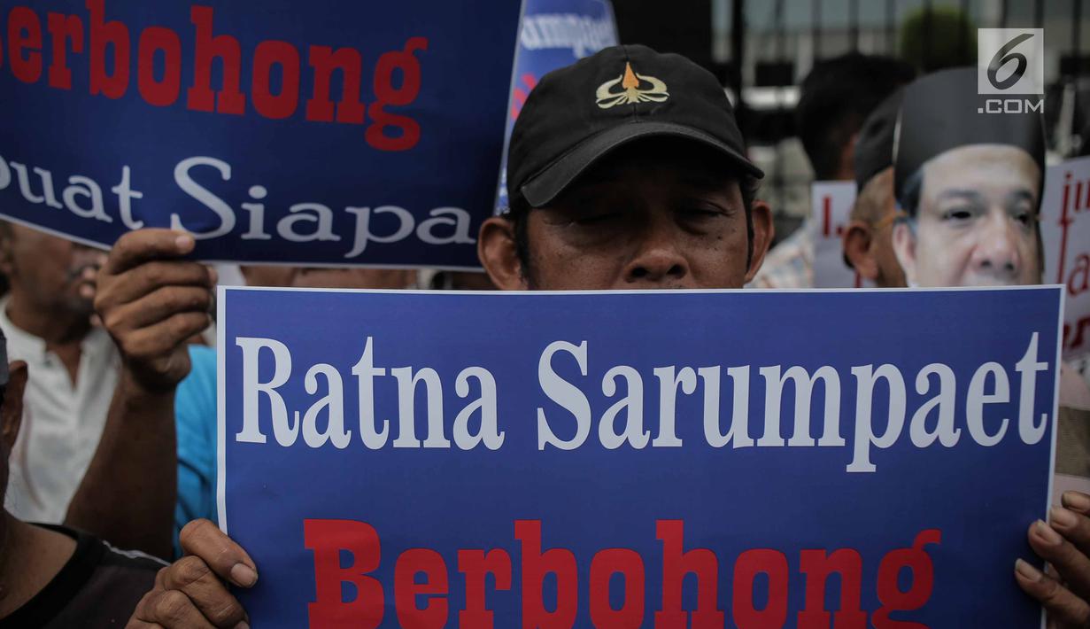Massa yang mengatasnamakan Gerbang (Gerakan Anak Bangsa) menggelar unjuk rasa di depan PN Jakarta Selatan, Selasa (19/3). Dalam aksinya, mereka meminta Ratna Sarumpaet membongkar aktor intelektual dalam penyebaran hoaks. (Liputan6.com/Faizal Fanani)