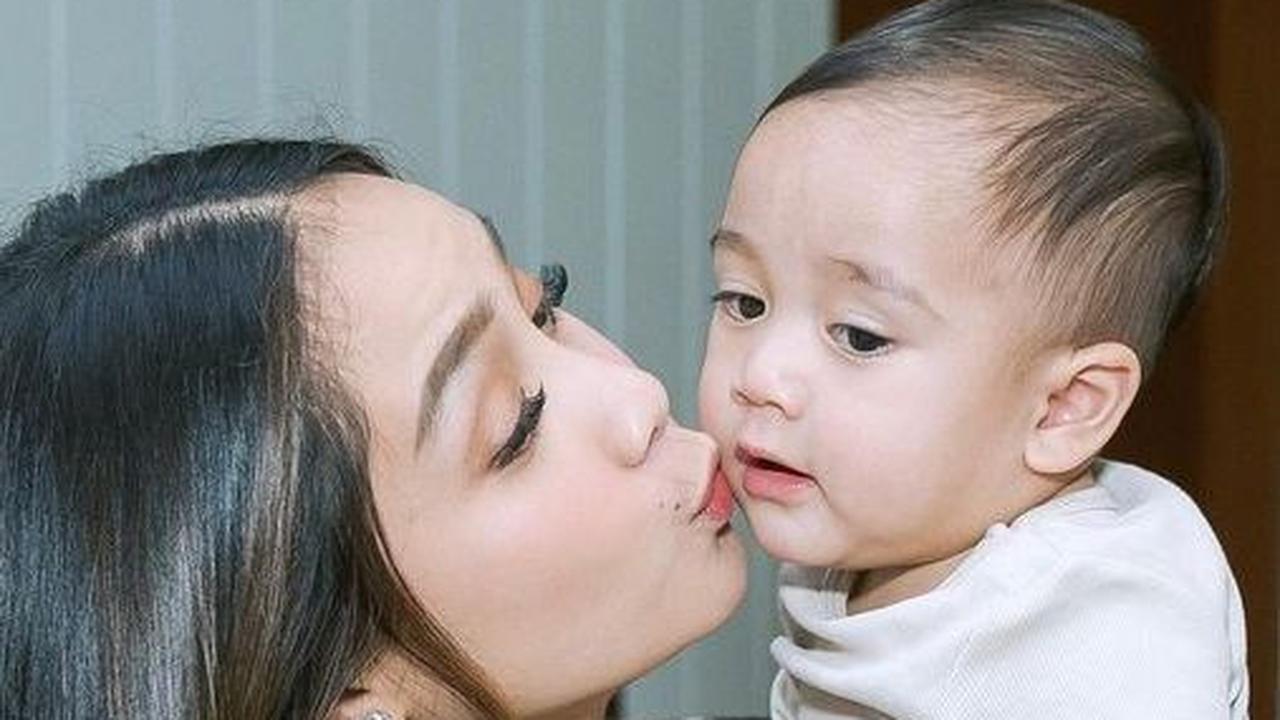 Lucunya Rayyanza Pilih Menu Makanan, Bilang I Love ke Nagita Pakai Simbol Tangan Bikin Gemas