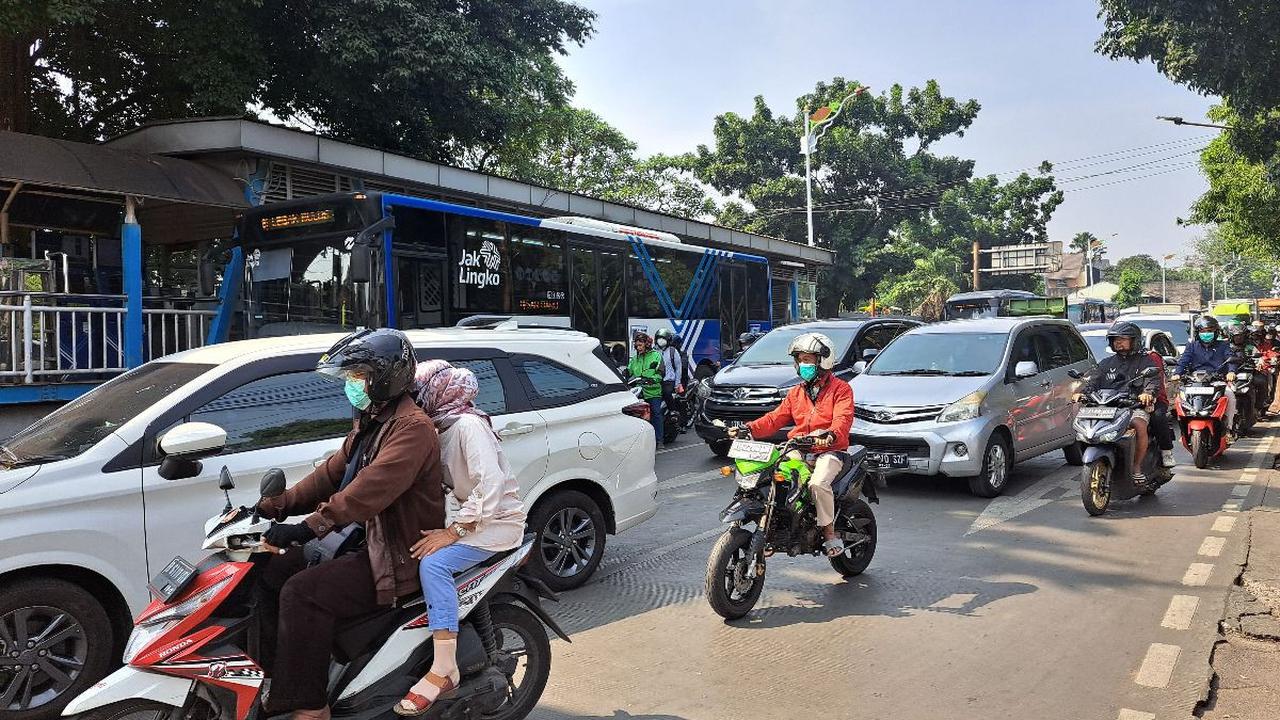 Terdapat satu jalur sistem satu arah juga di sisi kanan Jalan Ciputat Raya-Jalan RA Kartini. <br>