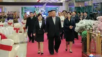 Gandeng Anak Istri, Kim Jong Un Pamer Rudal Korea Utara