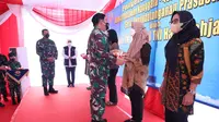 Panglima TNI Marsekal Hadi Tjahjanto menyerahkan kunci rumah untuk keluarga prajurit KRI Nanggala 402. (Istimewa)