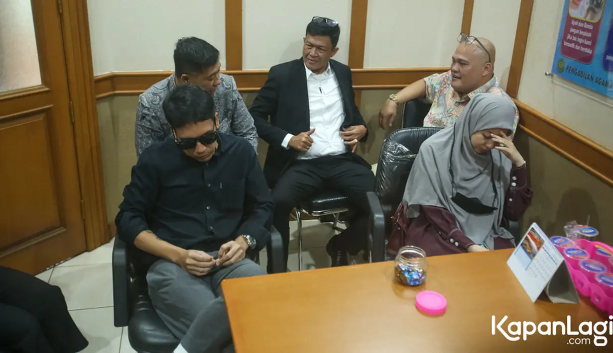 Senin (29/5/2023) menjadi  hari tak terlupakan bagi keduanya.  Setelah 10 tahun bersama, keduanya sepakat untuk mengakhiri rumah tangganya. [Foto: Muhammad Akrom Sukarya/KapanLagi.com]