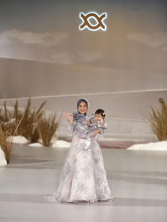 Gaun ini memiliki aksen bunga besar di bagian pundak yang bikin penampilan Aurel terlihat elegan