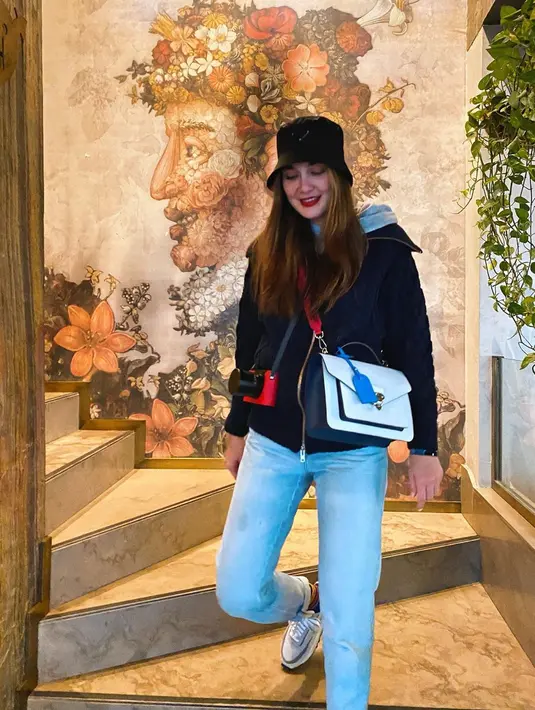 Kenangan di masa muda yang dilalui Luna Maya bersama teman-temannya tentu menjadi hal yang indah saat diceritakan di masa sekarang.  (Instagram/lunamaya)