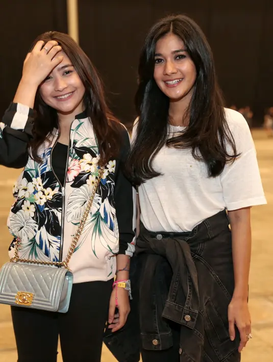 Sekitar 90 menit Selena mengisi konser Revival Tour Jakarta dan membawakan 18 lagu hitnya. Sambil menikmati konser tersebut, Prilly mengaku ikut berdendang. (Adrian Putra/Bintang.com) 
