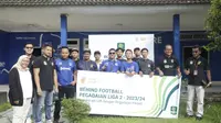 Foto bareng LIB dan perwakilan suporter dalam acara Behind Football. (Dok LIB)