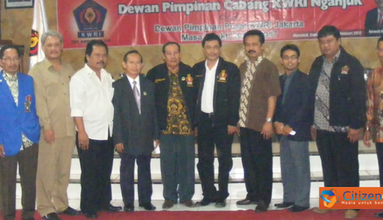 Citizen6, Nganjuk: Pelantikan pengurus baru dilakukan langsung oleh wakil dari DPP KWRI Jakarta Soegianto yang ditandai melalui prosesi penyerahan Panji bendera KWRI kepada Ketua KWRI yang baru Nurwadi Nurdin. (Pengirim: Faizal Ansyori)